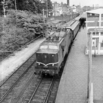 854144 Afbeelding de electrische locomotief nr. 1208 (serie 1200) van de N.S. met een trein langs het derde perron van ...